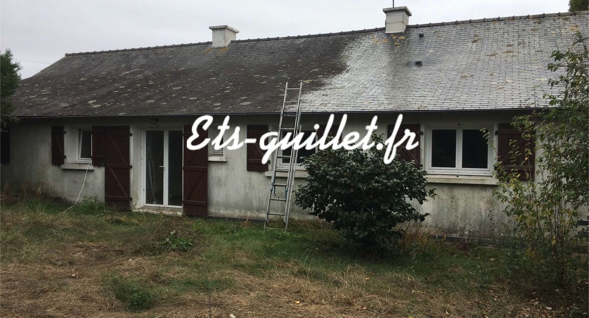 Longère dont la toiture et la façade sont envahies par les mousses