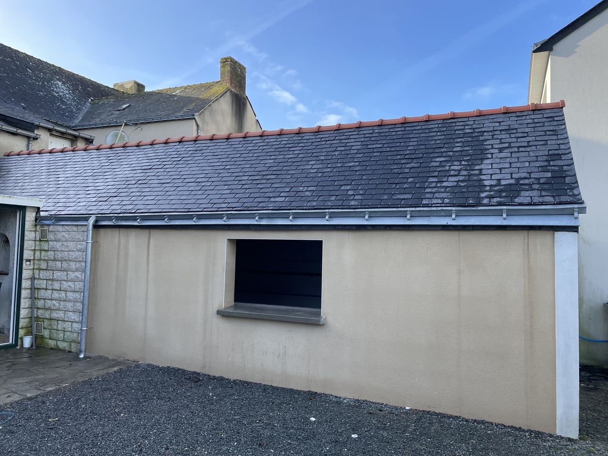 Maison en pierre dont la toiture en ardoise a été entièrement rénovée