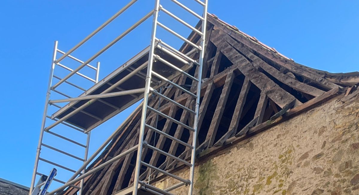 Charpente mise à nu lors de la dépose d'une ancienne toiture