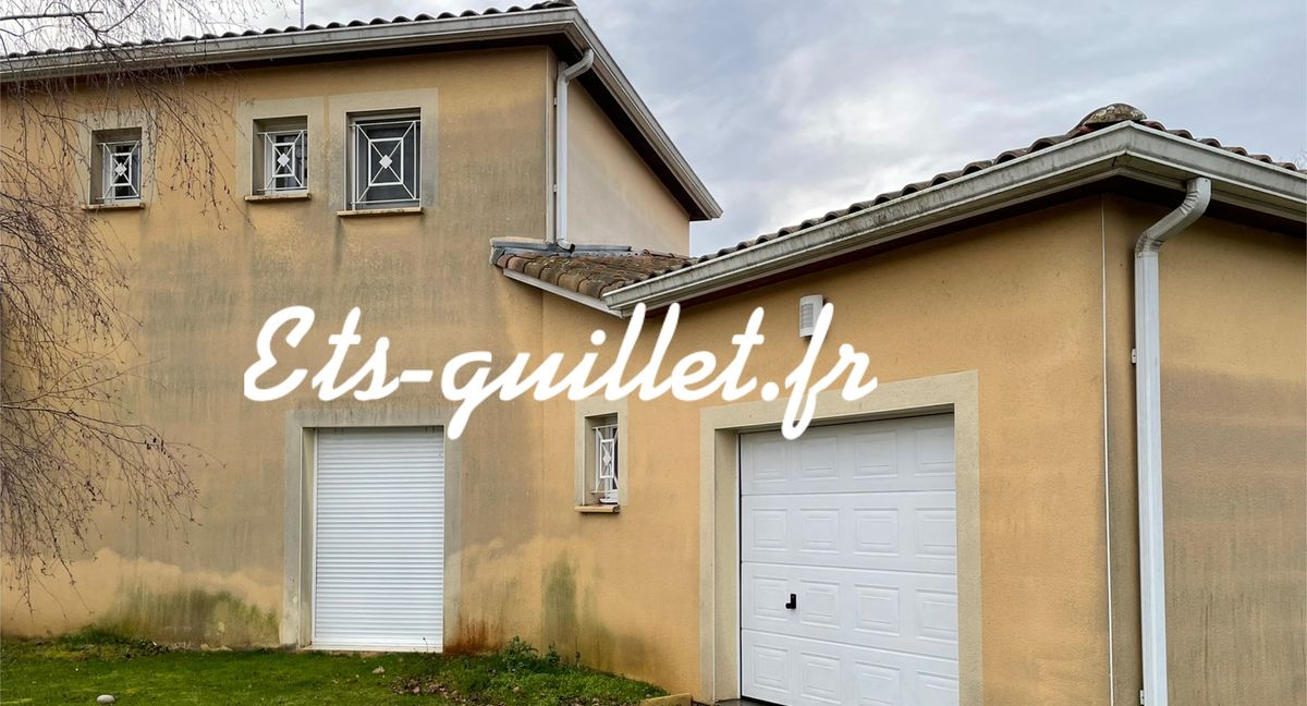 Bâtiment avec toiture vieillissante avant travaux de couverture