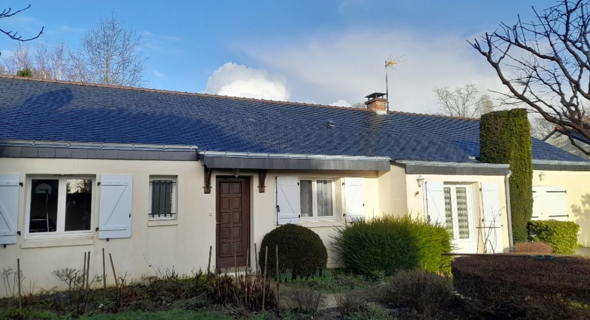 La même maison de plain-pied avec sa toiture terminée