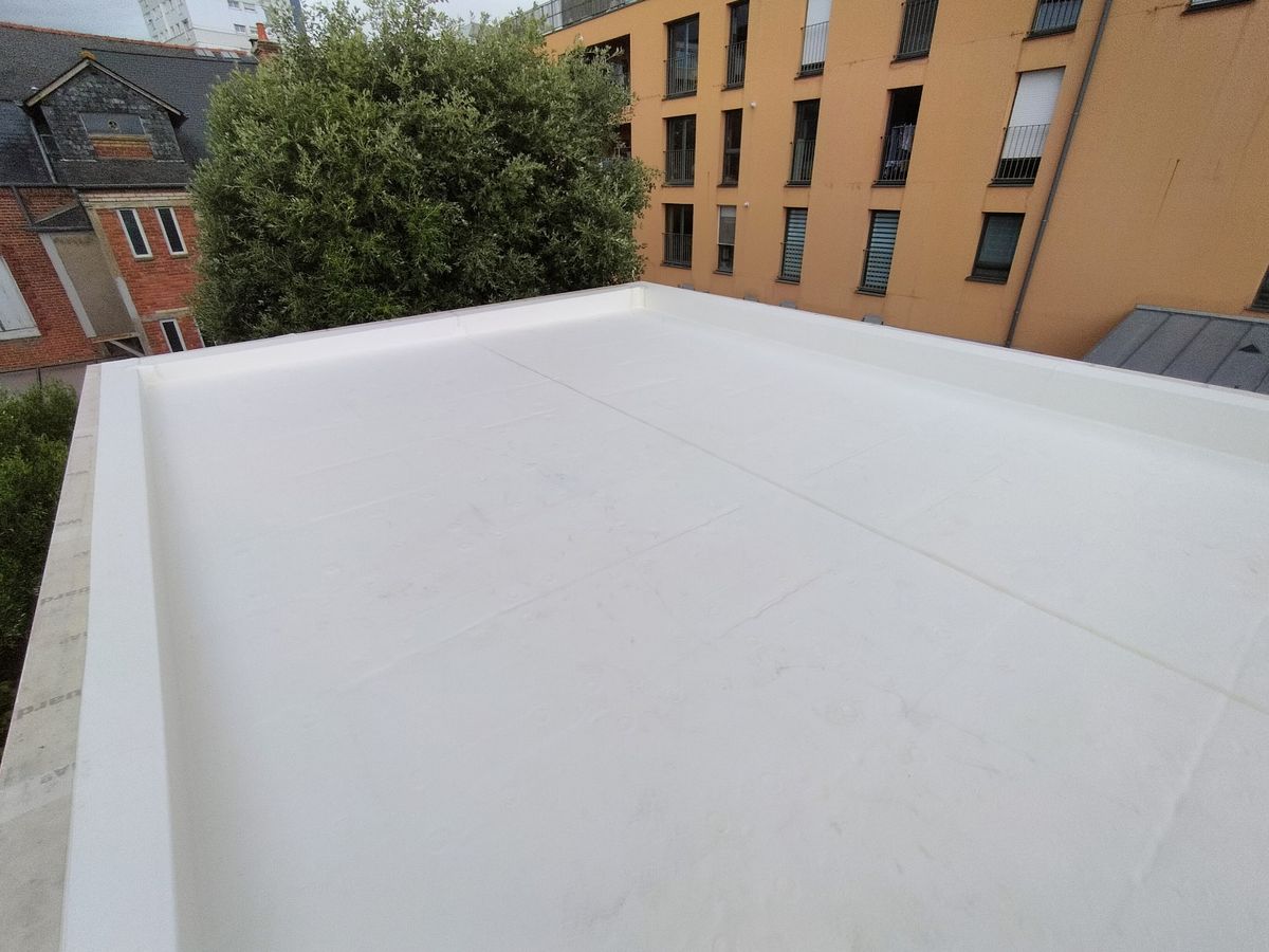 Toit-terrasse recouvert d'une membrane blanche réfléchissante, relevés soudés en acrotère