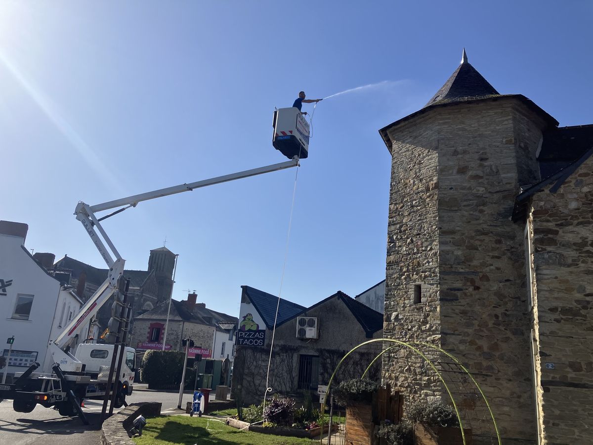 Travaux en hauteur sous nacelle sur une toiture difficile d'accès